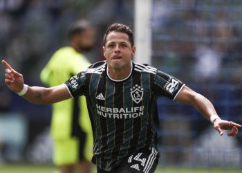 «Chicharito» logra su primer triplete en la MLS en triunfo del Galaxy sobre NY Red Bulls