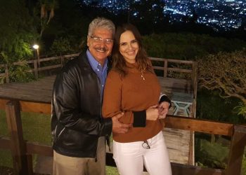 Norman Quijano viaja a San Francisco junto a su esposa mientras Asamblea pretende cobrar bono anticipado