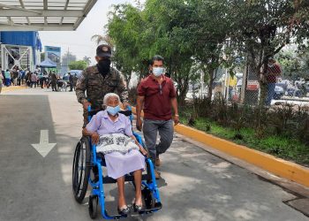 Salvadoreños destacan la atención, amabilidad y rapidez en el megacentro de vacunación