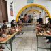 Jóvenes vicentinos aprenden a hacer sandalias artesanales