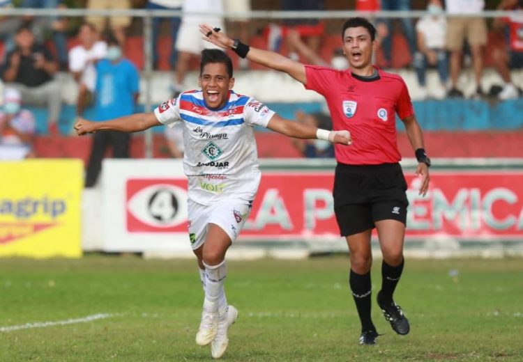 Luis Canales festeja su gol que le hizo Jocoro. Foto Diario El Salvador