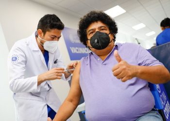 «¿Cuál es tu medicina?»: Alfredo José, líder de «La Colección», recibe la vacuna contra la COVID-19