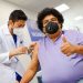 «¿Cuál es tu medicina?»: Alfredo José, líder de «La Colección», recibe la vacuna contra la COVID-19