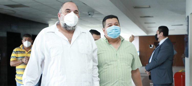 El alcalde de Zacatecoluca, Francisco Salvador Hirezi Morataya , junto a otro acusado fue trasladado a los tribunales para enfrentar audiencia. FOTO/Edison González.
