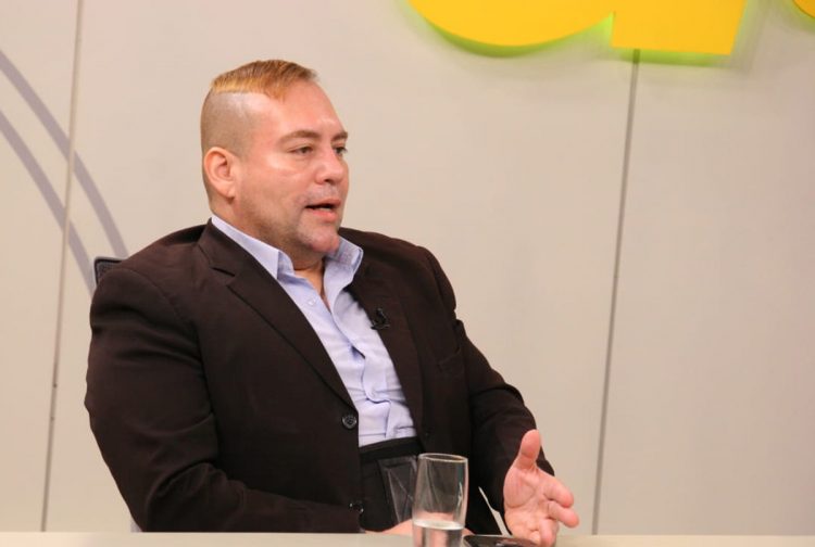 El secretario de comunicaciones del CD, Aldo Álvarez, espera que los nuevos diputados trabajen para el bien de la gente. Foto/Diario El Salvador.