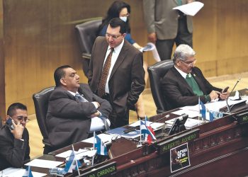 Abogado pide embargo de bienes de diputados por $135,000