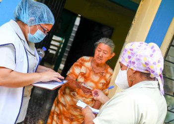 Promotores de salud se despliegan por todo El Salvador para asegurar el acceso a la vacuna anti-COVID-19 de los adultos mayores