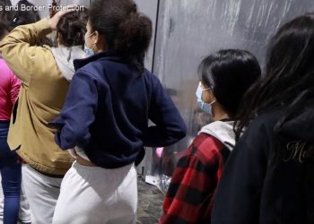 Denuncian supuestos abusos en un centro para menores migrantes no acompañados en Texas, EE. UU.