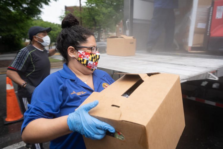 Iniciativas. Desde el inicio de la pandemia, entre un grupo de voluntarios y esfuerzos de la alcaldía han donado más de 500,000 kilos de comida. Foto cortesía.