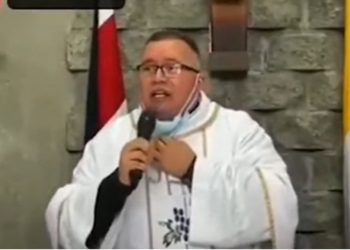 Sacerdote canta contra la COVID-19 en Costa Rica