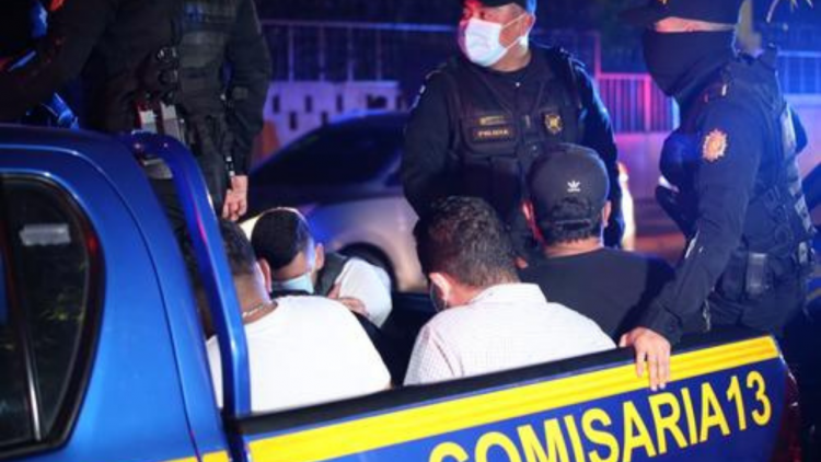 Policías capturan a 21 personas por no respetar la Ley Seca en Guatemala