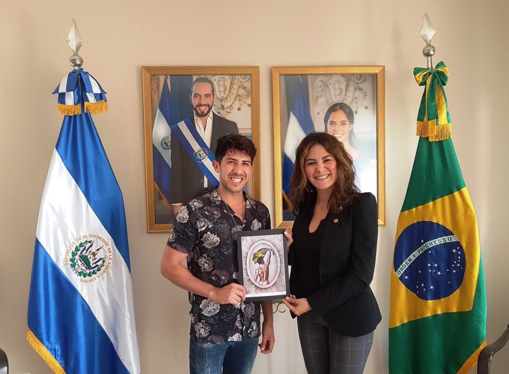 Donacion de una copia de obra a la Embajada de El Salvador en Brasilia 2019