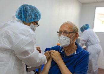Paolo Lüers se vacuna contra la COVID-19 y agradece al personal de Salud salvadoreño por su atención