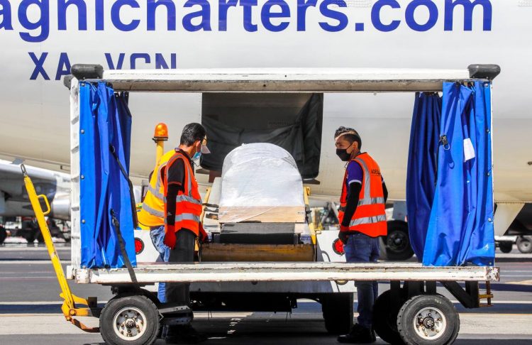 Los restos de Vitoria Salazar ya arribaron a tierras salvadoreñas. FOTO / Secretaría de Prensa de la Presidencia