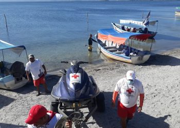 Autoridades continúan búsqueda de persona desaparecida luego de que lancha volcara en el lago de Ilopango