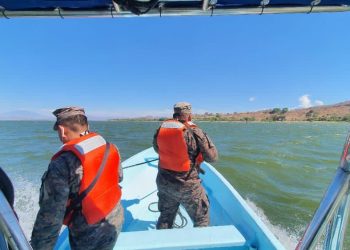 Realizan operaciones de búsqueda y rescate de personas luego de que lancha volcara en Lago de Güija