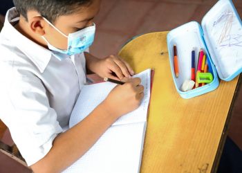 3,500 centros educativos públicos iniciaron clases semipresenciales este día
