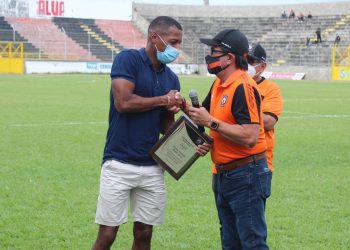 Águila homenajeó a Nicolás Muñoz por haberse convertido en el máximo goleador histórico del fútbol salvadoreño