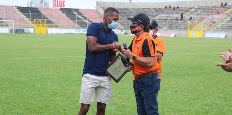 Nicolás Muñoz (izq.) recibe la placa de reconocimiento, de manos del vicepresidente del equipo, Alejandro González. Foto Águila