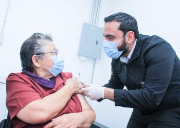 Ministra de Desarrollo Local, María Chichilco, ha sido vacunada contra la COVID-19