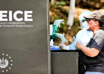 Ministerio de Salud toma pruebas de la COVID-19 a habitantes de Olocuilta
