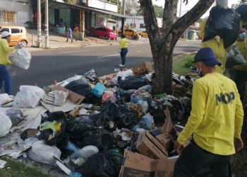 MOP realiza recolección de basura en el bulevar de Los Héroes, en San Salvador