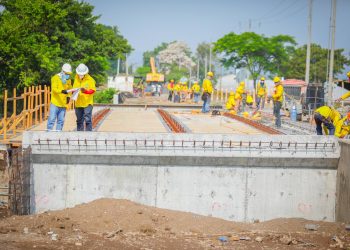 Ministro del MOP, Romeo Herrera, verifica avances en la construcción del puente sobre el río Talnique, en La Libertad