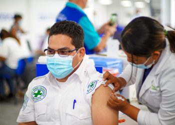 Personal de Cruz Verde recibe primera dosis contra la COVID-19 en el Megacentro de Vacunación
