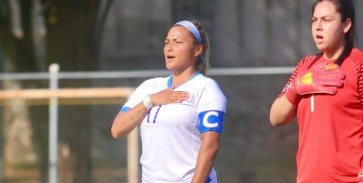 Priscila Ortíz entonando el himno nacional de El Salvador. Twitter: @LaSelecta_SLV