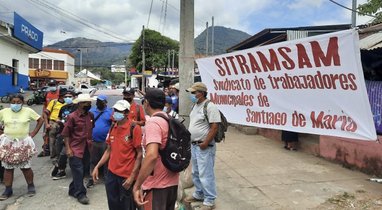 En el municipio de Santiago de María, los trabajadores se han pronunciado por impago de salarios. / FOTO: Diario El Salvador