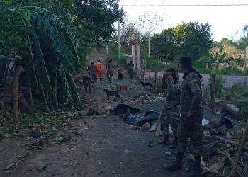 Bomberos y Fuerza Armada controlan incendio forestal de grandes proporciones en Ahuachapán