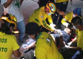 Asaltantes lanzan sábana a conductor para robarle su motocicleta y otras pertenencias