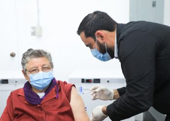 Funcionarios se protegen contra la COVID-19
