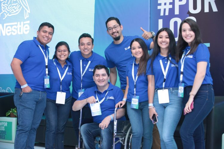 A nivel regional se capacitó a 40,000 estudiantes, entrenando a 1,000 practicantes y contratando a 1,600 jóvenes en puestos de trabajo. Foto / Cortesía Nestlé El Salvador.