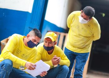 Privados de libertad realizan labores de limpieza en centro escolar de San Juan Opico