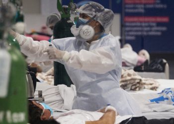 Perú registra récord de 294 muertos en un día por COVID-19