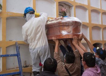 Perú registra récord de 294 muertos en un día por COVID-19