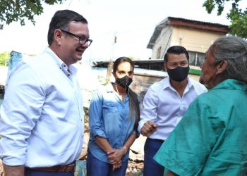 Diputados electos de Nuevas Ideas cumplen promesa de ayudar a anciana salvadoreña y a sus 23 perritos