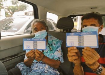 Anciana salvadoreña que recibió ayuda de parte de diputados electos de Nuevas Ideas fue vacunada contra la COVID-19
