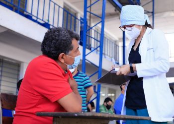 Ministerio de Salud proyecta vacunar contra la COVID-19 a 80,000 maestros en El Salvador