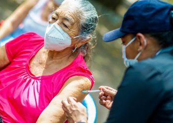 Realizan jornada de vacunación contra la COVID-19 en la Isla Tasajera