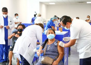 Megacentro de Vacunación sigue recibiendo adultos mayores para inmunización contra la COVID-19