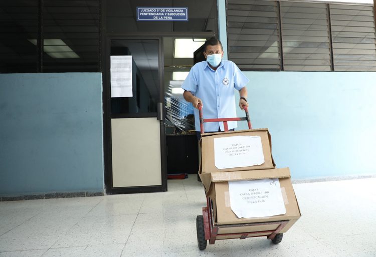 Un empleado de la CSJ traslada expedientes desde el Juzgado Quinto de Vigilancia Penitenciaria hacia Juzgados de Instrucción de San Salvador. FOTO/ Edison González.
