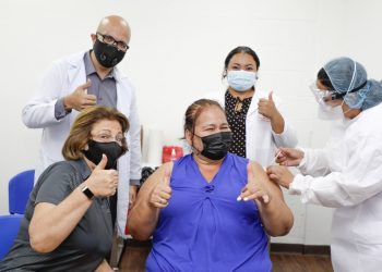 Gobierno de El Salvador destaca compromiso de los docentes en jornada de vacunación previo al regreso a clases