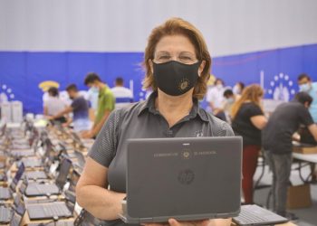 Ministra de Educación verifica el arribo de un nuevo lote de computadoras para los docentes
