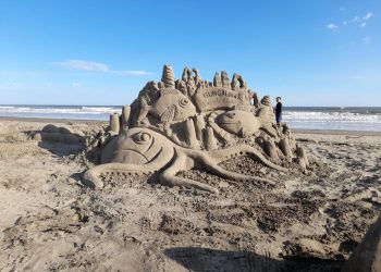 La escultura en arena que adorna la playa El Esteron de Intipucá
