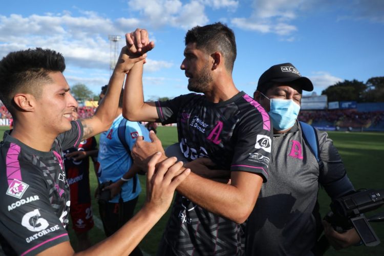 Bryan Tamacas detiene el impulso del argentino Jorge Córdoba tras el final del juego en Santa Ana. Foto David Martínez/DES