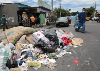 Habitantes y comerciantes de Tonacatepeque se ven afectados por promontorios de basura