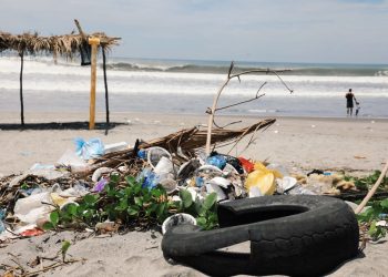 Ministro de Medio Ambiente lamenta irresponsabilidad de turistas en las playas de El Salvador