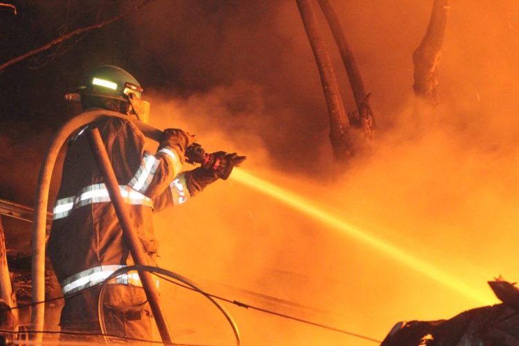 Bomberos controla incendio de recicladora y chatarrera en Ciudad Credisa, en Soyapango